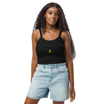 Woman wearing Damen Tanktop mit feiner Rippstruktur N°0 in black, paired with blue denim shorts.