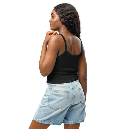 Rückansicht eines Damen Tanktop mit feiner Rippstruktur N°0 aus Mikrorippen, getragen mit Jeansshorts.