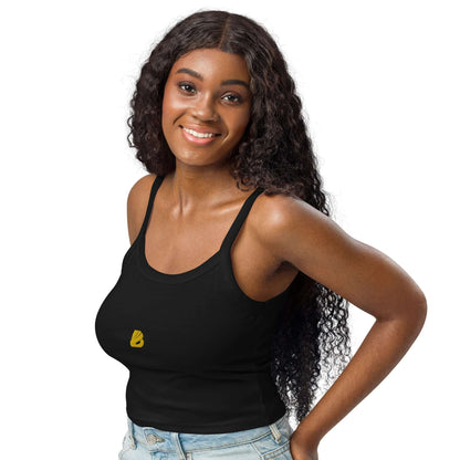 Damen Tanktop mit feiner Rippstruktur N°0 in schwarz, getragen von einer Frau, luftige Airlume-Baumwolle, lässiger Jeans-Look.