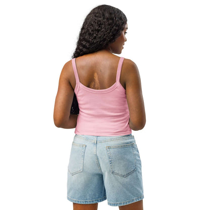 Frau trägt ein Damen Tanktop mit feiner Rippstruktur N°1 in Rosa mit blauen Jeansshorts von hinten fotografiert.
