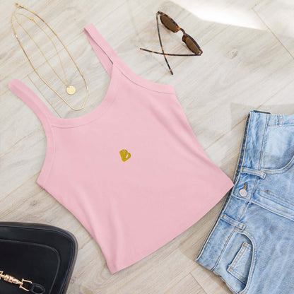 Damen Tanktop mit feiner Rippstruktur N°0 in Rosa, aus weicher Airlume-Baumwolle, kombiniert mit Sonnenbrille, Jeans und Accessoires.