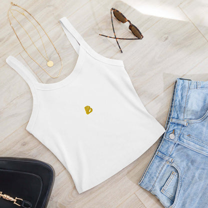 Damen Tanktop mit feiner Rippstruktur N°0, weiß, zusammen mit Jeans, Sonnenbrille und Schmuck, auf hellem Untergrund arrangiert.