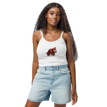 Damen Tanktop mit feiner Rippstruktur N°1, weiß mit Bärenmuster, lässiger Look, getragen von Frau mit langen Haaren, kombiniert mit Jeansshorts.