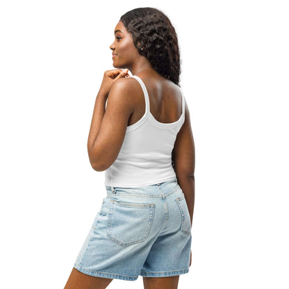 Damen Tanktop mit feiner Rippstruktur N°1 in Weiß, seitlich getragen von einer Frau in Jeansshorts, Mikrorippen-Design aus Airlume-Baumwolle.