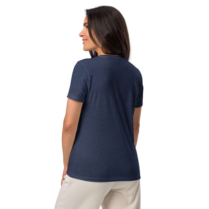 Frau trägt lockeres Damen T-Shirt mit V-Ausschnitt N°1 in Blau für eleganten Alltagslook.