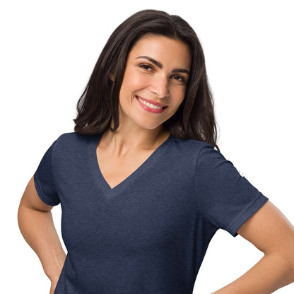 Frau trägt Lockeres Damen T-Shirt mit V-Ausschnitt N°1 in Dunkelblau, lässiger und komfortabler Stil.