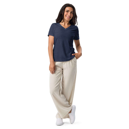 Frau trägt Lockeres Damen T-Shirt mit V-Ausschnitt N°1 in Marineblau, perfekte lässige Passform und stilvoller Look für den Alltag.
