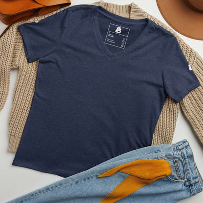 Lockeres Damen T-Shirt mit V-Ausschnitt N°1 auf einem Schreibtisch mit Jeans und Pullover