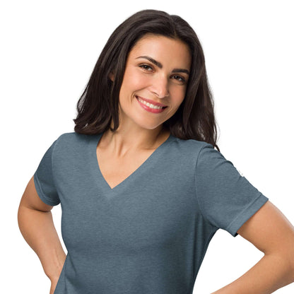 Woman wearing Lockeres Damen T-Shirt mit V-Ausschnitt N°1 for everyday elegance and comfort.