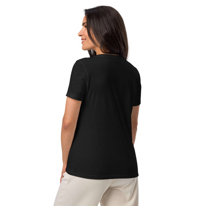 Rückansicht des Lockeres Damen T-Shirt mit V-Ausschnitt N°1 in Schwarz, getragen von einer Frau für einen eleganten Alltagslook.