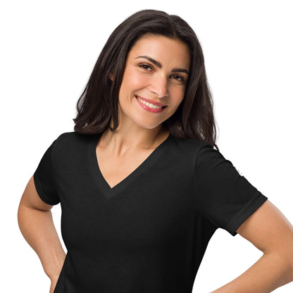 Woman wearing Lockeres Damen T-Shirt mit V-Ausschnitt N°1 in black, showing V-neck style and casual fit.