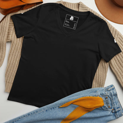 Alt Tag: Lockeres Damen T-Shirt mit V-Ausschnitt N°1 in schwarz, auf einem Pulli liegend, weicher Stoff ideal für eleganten Alltagslook.