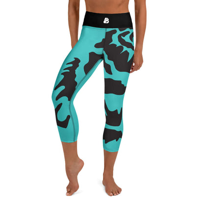 Model wearing turquoise and black Yoga-Capri-Leggings with high waistband, ideal for yoga and fitness.