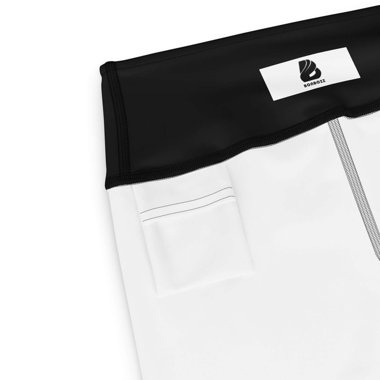 Nahaufnahme der Yoga-Capri-Leggings mit hohem Bund und Seitentasche auf hellem Stoff.