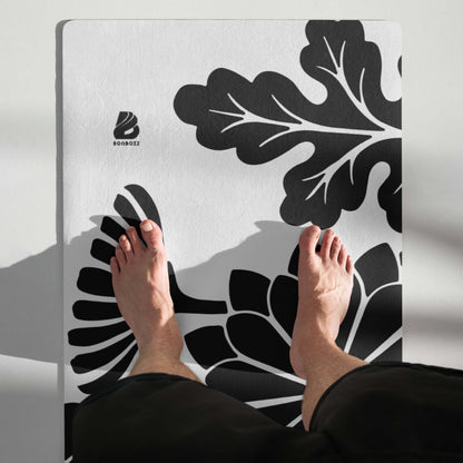 Yoga-Matte N°0 featuring black and white leaf design, showcasing stability and comfort with rutschfester Gummiboden and weichem Microvelours.