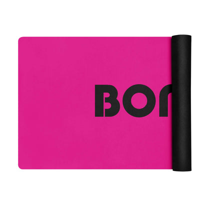 Pink Yoga-Matte N°1 with black text, featuring non-slip rubber base and microsuede top, ideal for training, stretching, and meditation.