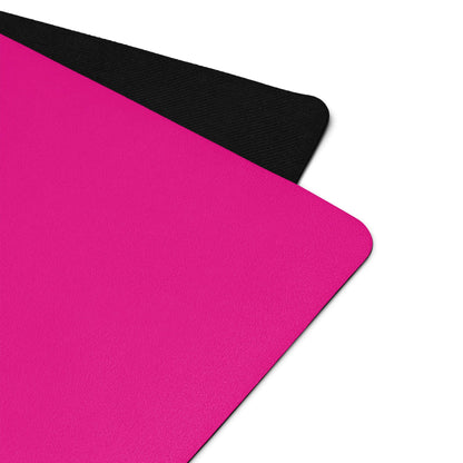 Two Yoga-Matte N°1 mats, one pink and one black, showcasing rutschfeste Gummi-Unterseite and weichem Microsuede Oberseite.