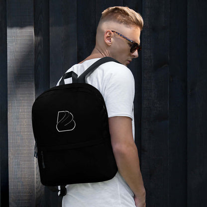 Person trägt Rucksack N°2 mit sportlichem Design, wasserfestem Material, ideal für täglichen Gebrauch oder sportliche Aktivitäten.