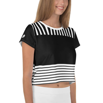 Woman wearing Allover-Crop-T-Shirt N°1 with black and white striped design, made of 95% polyester and 4% elastane, ideal for stylish comfort.
