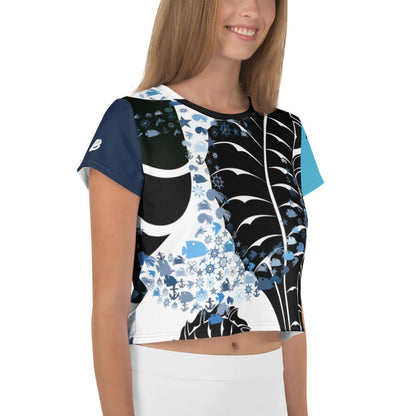 Model wearing Crop-T-Shirt N°0 with a unique allover design and four-way stretch fabric.