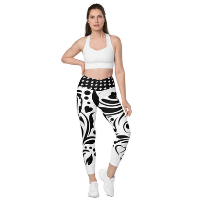 Woman wearing V-Bund-Leggings mit Taschen N°0 with black and white pattern and pockets, perfect for fitness and comfort.