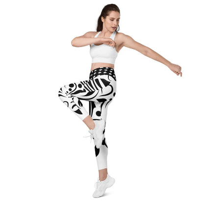 Woman wearing V-Bund-Leggings mit Taschen N°0 in black and white, demonstrating stretch and comfort for active workouts.