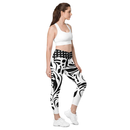 Woman wearing V-Bund-Leggings mit Taschen N°0 in black and white pattern