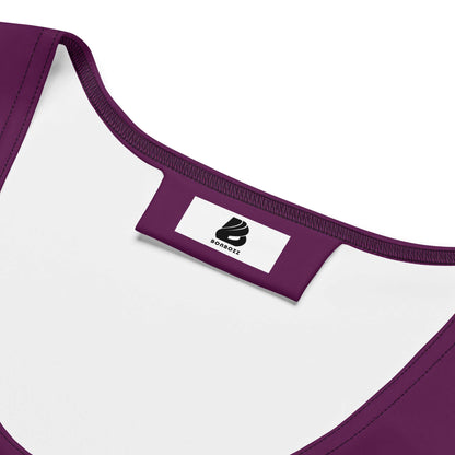 Detailansicht des Halsauschnitts vom Sublimation-Cut-&-Sew-Kleid N°5 in Lila mit Etikett und Nähten.
