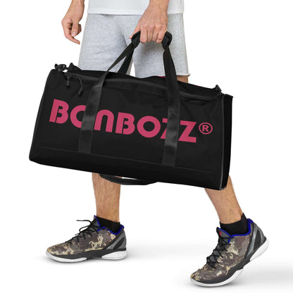 Person carrying black and pink Weekender N°22 bag with adjustable shoulder straps, ideal for travel and fitness.