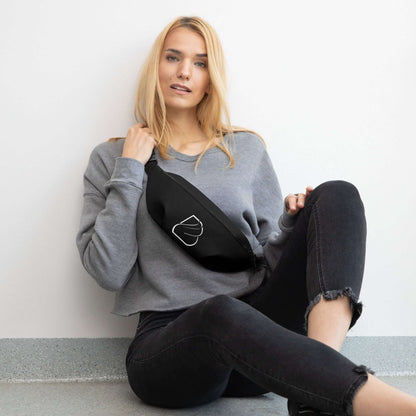 Fashionable woman wearing Gürteltasche N°24, the ideal adjustable fanny pack for travel, festivals, and hands-free convenience.