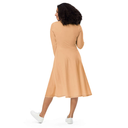 Langärmliges Midikleid mit Allover-Druck N°0 in Beige, Rückansicht einer Frau im Kleid mit ausgestelltem Rock und Taschen.