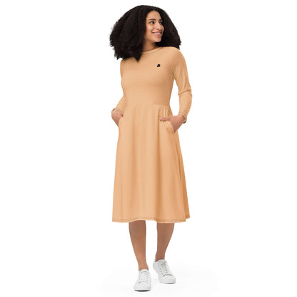 Langärmliges Midikleid mit Allover-Druck N°0 in Beige, getragen von Frau mit Taschen; femininer, bequemer Schnitt.