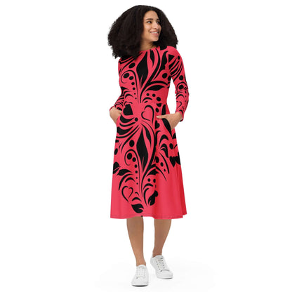 Langärmliges Midikleid mit Allover-Druck N°1 in leuchtendem Rot mit schwarzem Muster, Modell trägt das Kleid mit Taschen.