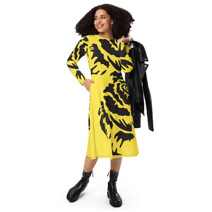 Model wearing Langärmliges Midikleid N°2, yellow with black floral pattern, highlighting flattering fit and pockets, paired with boots.