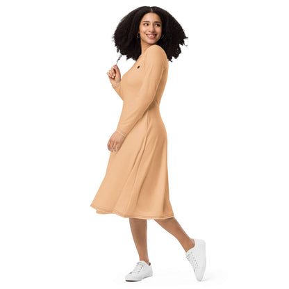 Langärmliges Midikleid mit Allover-Druck N°0 in beige, Frau trägt bequemes Kleid mit Taschen und ausgestelltem Schnitt.