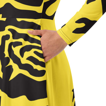 Langärmliges Midikleid N°2 in Gelb mit Taschen im Einsatz, zeigt den Tragekomfort und den femininen Schnitt. Perfekt für den Alltag.