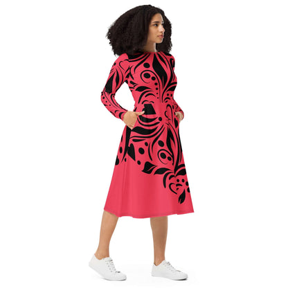 Langärmliges Midikleid mit Allover-Druck N°1 in rot, Modell zeigt bequem sitzendes Kleid mit Taschen, betont weibliche Silhouette.