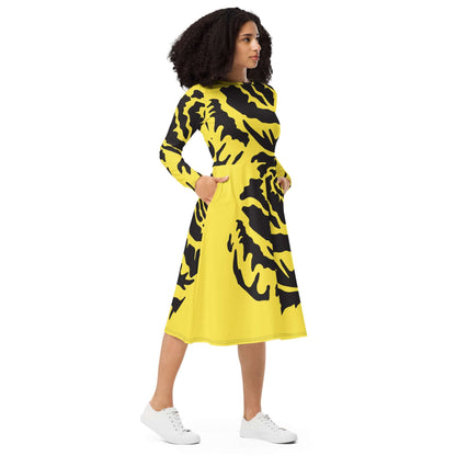 Langärmliges Midikleid N°2 in gelbem und schwarzem Design mit Taschen, Frau trägt Kleid und weiße Turnschuhe