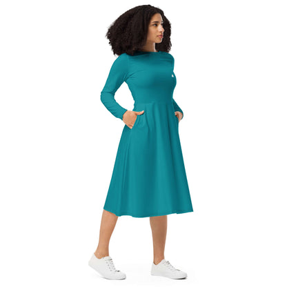 Langärmliges Midikleid mit Allover-Druck N°3 in Blau, modelliert von einer Frau; bequemes Kleid mit Taschen und schmeichelndem Schnitt; ideal für den Alltag.
