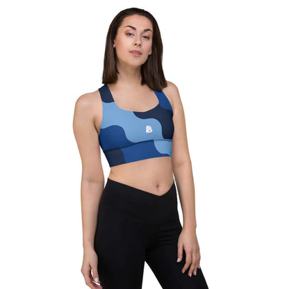 Woman wearing Longline-Sport-BH N°1 in blue pattern, ideal for sports and streetwear.