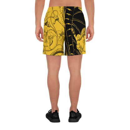 Herrenmodell trägt Lange Sport-Shorts für Herren N°0 in gelbem und schwarzem Design, ideal für Fitness und Sportaktivitäten.