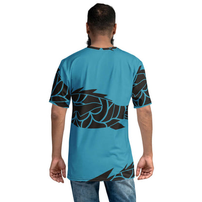 Man wearing Herren-T-Shirt N°2 in blue with black pattern, showcasing four-way stretch fabric, back view for comfort and style.