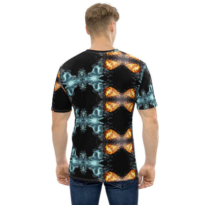Mann trägt Herren-T-Shirt N°5 mit auffälligem, buntem Design auf schwarz. Baumwoll-Polyester-Mix, bequem, verblasst nicht.