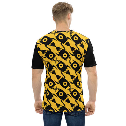 Rückansicht des Herren-T-Shirt N°15 mit gelbem und schwarzem Grafikmuster, aus Baumwoll-Polyester-Jersey, ideal für Komfort und Stil.
