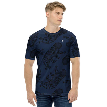 Herren-T-Shirt N°4 in navy with lion pattern, featuring comfortable four-way stretch fabric, worn by a model.
