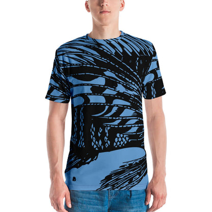 Mann trägt blau-schwarz gemustertes Herren-T-Shirt N°9, bequemes Baumwoll-Polyester-Jersey mit Vier-Wege-Stretch.