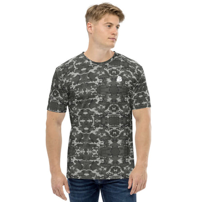 Mann trägt das Herren-T-Shirt N°17 mit Tarnmuster, bequemem Vier-Wege-Stretch-Stoff, ideale Wahl für lässigen Stil.