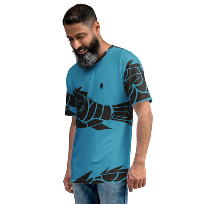 Mann trägt Herren-T-Shirt N°2 in Blau mit schwarzem Design, aus glattem Baumwoll-Polyester-Mix, perfekte Passform, vier-Wege-Stretch.