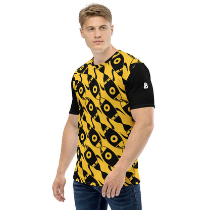 Model wearing Herren-T-Shirt N°15, a yellow and black patterned, smooth and comfortable tee with four-way stretch and regular fit.