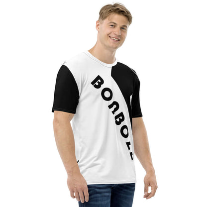 Herren-T-Shirt N°0, premium Baumwoll-Polyester-Jersey, reguläre Passform, Modell trägt schwarz-weißes T-Shirt, modisches Design
